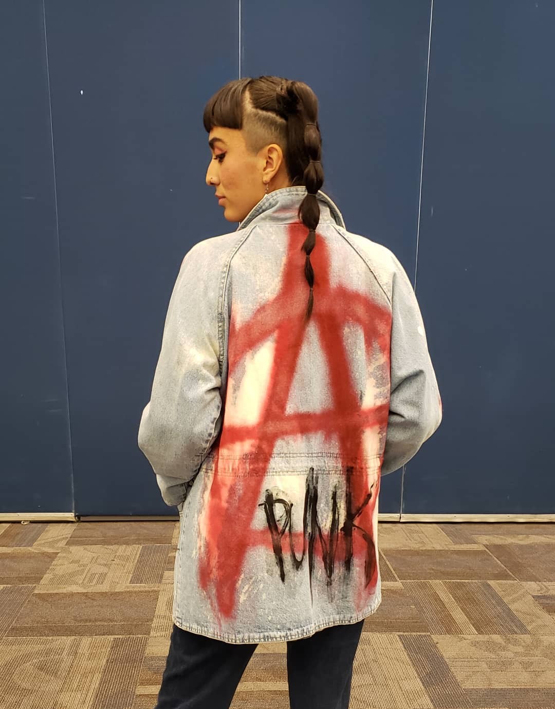 Chamarra pintada a mano en aerosol