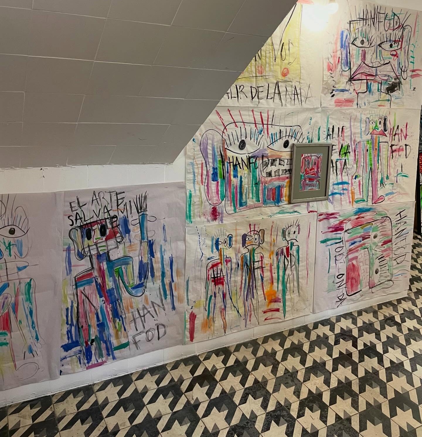 El taller: muro de piezas pintadas a mano